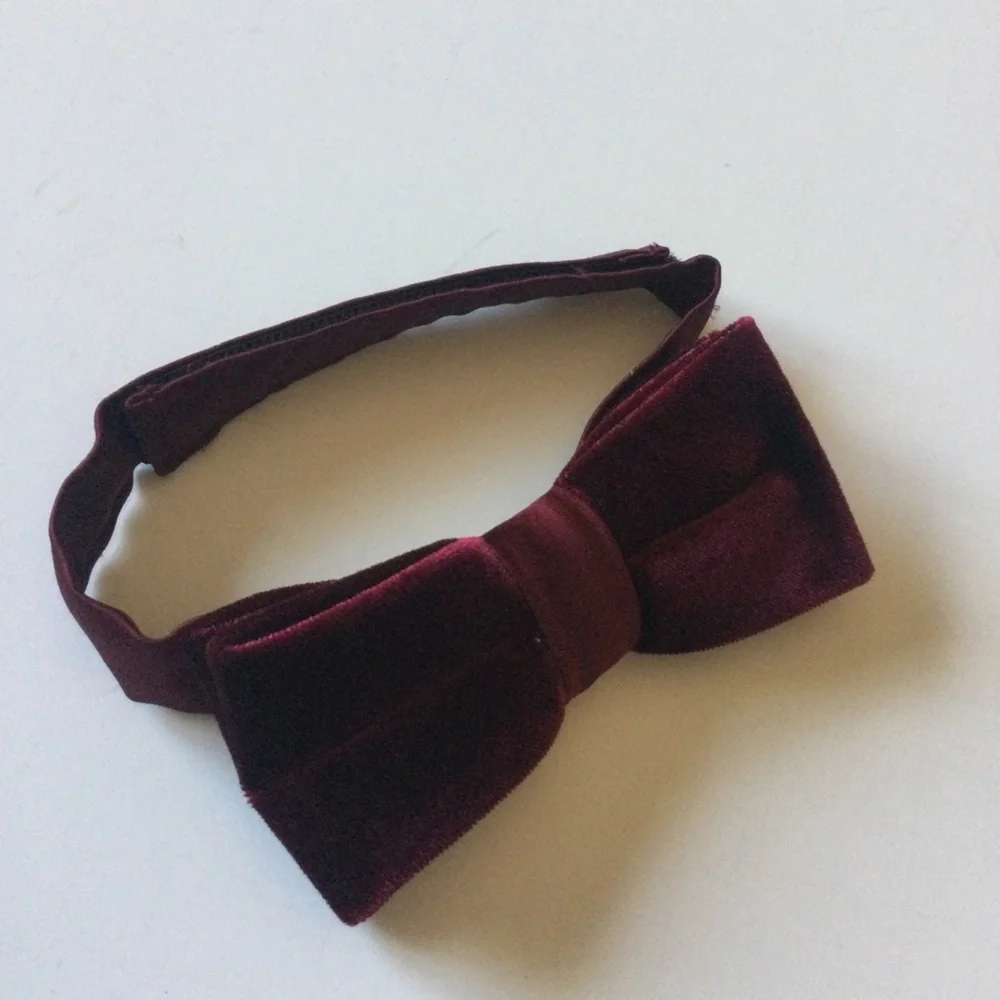NORDSTROM FAMILY MOMENTS BOYS VELVET PRE-TIED BOW TIE BURGUNDY OS ADJUSTABLE NWO